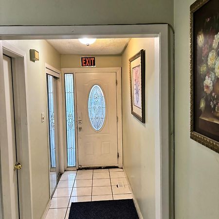 Queen Bedroom Near Sheridan College 布兰普顿 外观 照片