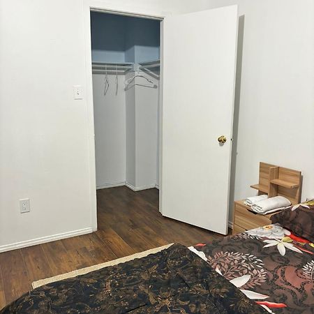 Queen Bedroom Near Sheridan College 布兰普顿 外观 照片