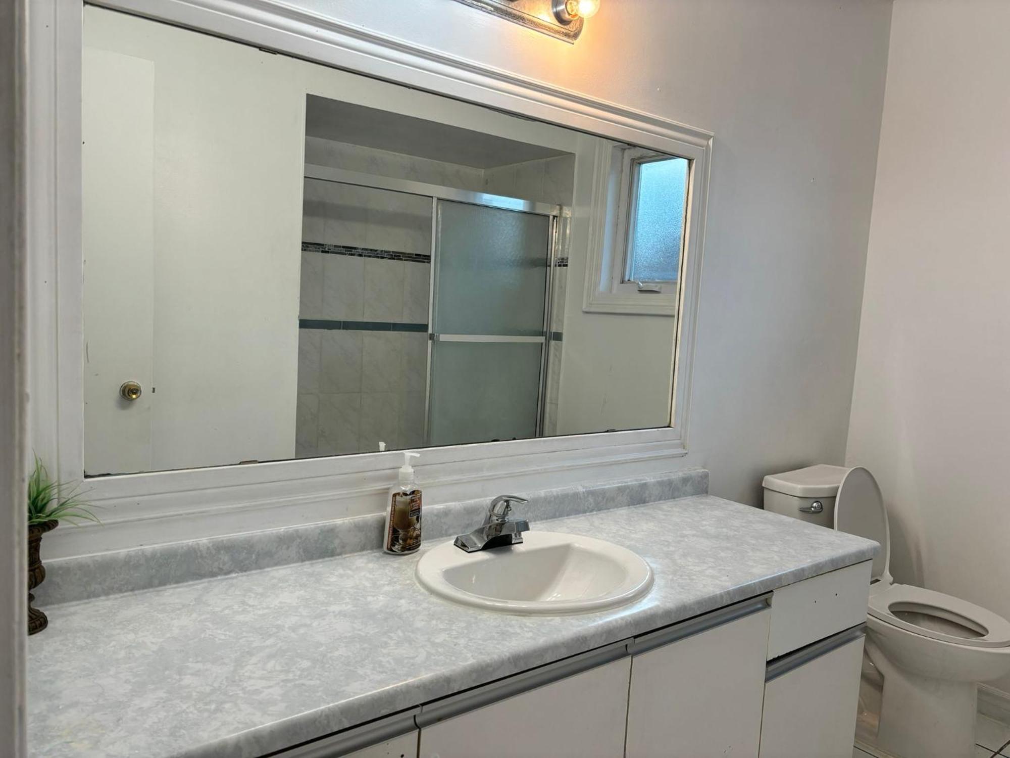 Queen Bedroom Near Sheridan College 布兰普顿 外观 照片