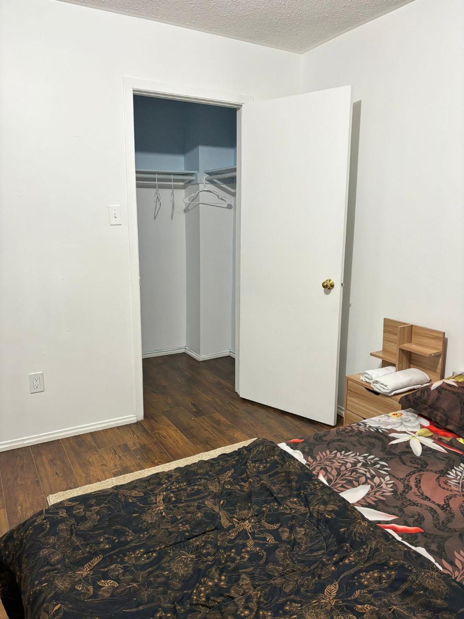 Queen Bedroom Near Sheridan College 布兰普顿 外观 照片