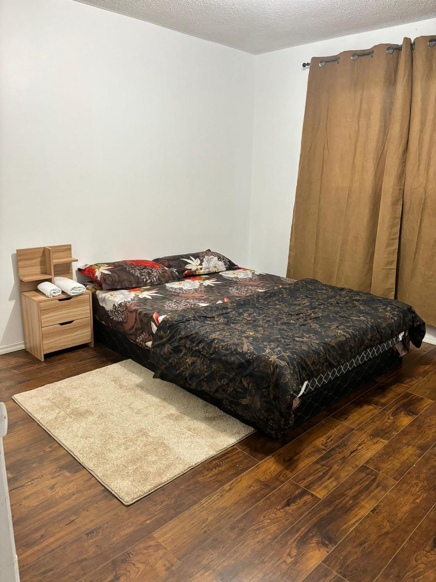 Queen Bedroom Near Sheridan College 布兰普顿 外观 照片